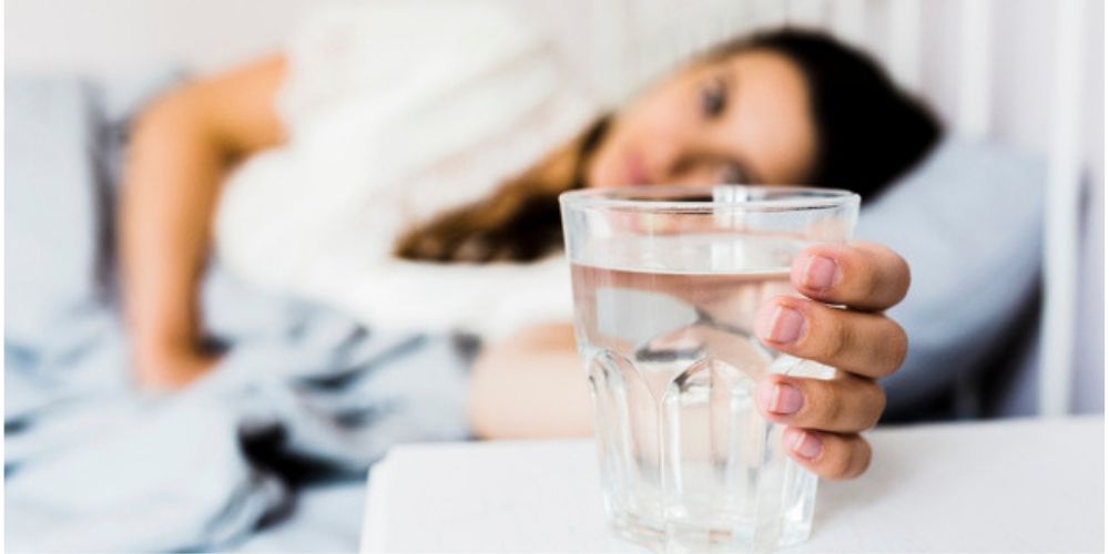 tomar-vaso-agua-antes-dormir-noticias-salud-movidatuy.com
