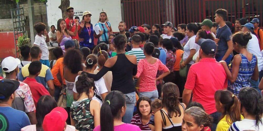 Juventud-de-Urdaneta-personas-reunidas-movidatuy.com