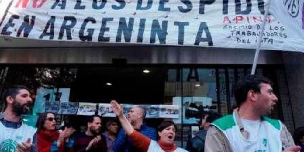 La tasa de desempleo en Argentina aumenta a un 10.1%.