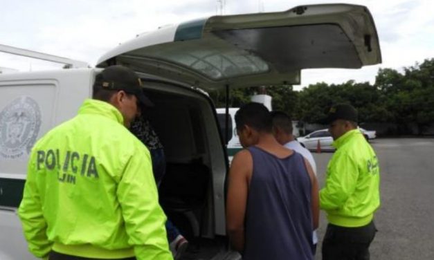 Dos venezolanos roban vehículo y chocan contra un autobús en Cúcuta