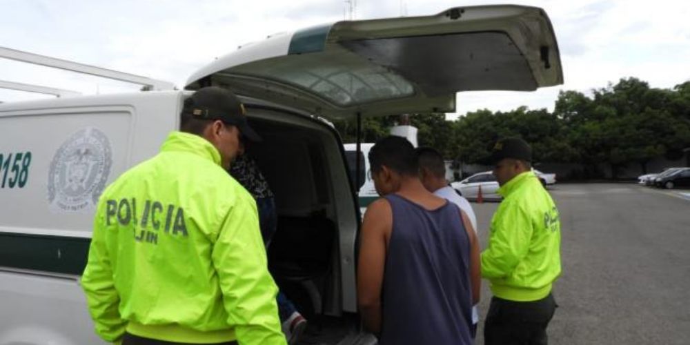 Dos venezolanos roban vehículo y chocan contra un autobús en Cúcuta