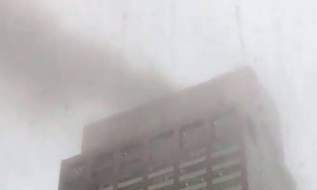 Un helicóptero choca contra rascacielos en Nueva York, recordando el 11S