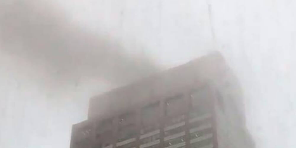 Un helicóptero choca contra rascacielos en Nueva York, recordando el 11S