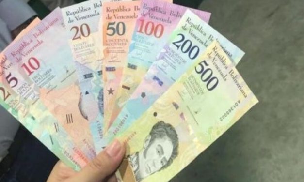 Jubilados arrojan billetes en el BCV diciendo «el Bolívar no vale nada»