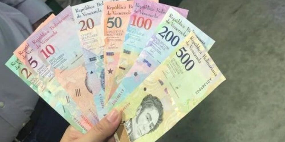 Jubilados arrojan billetes en el BCV diciendo «el Bolívar no vale nada»