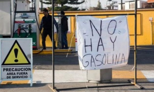 Revendedores venezolanos cobran gasolina en dólares