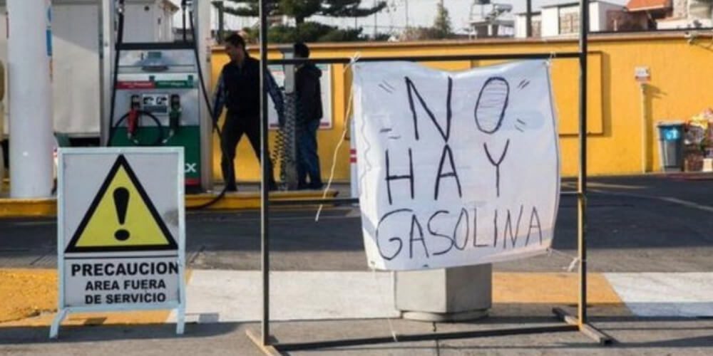 Revendedores venezolanos cobran gasolina en dólares