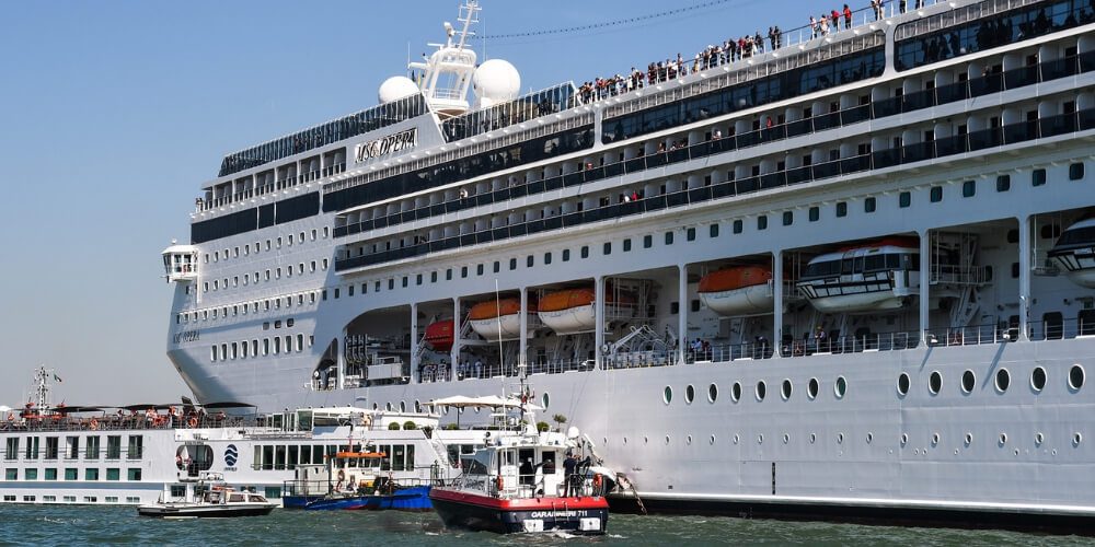crucero-perdió-control-chocó-barco-turistico-en-venecia-crucero-venecia-movidatuy.com