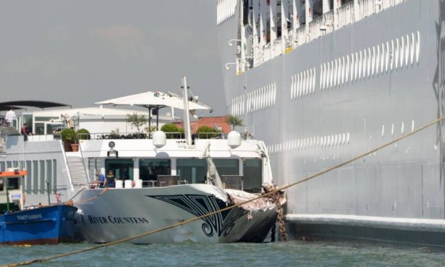 Un crucero perdió el control y chocó con barco turístico en Venecia