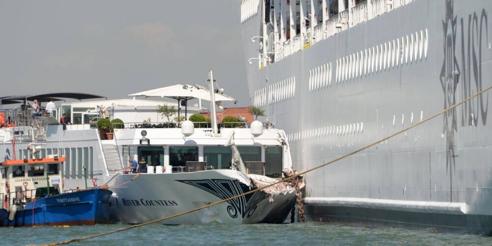 Un crucero perdió el control y chocó con barco turístico en Venecia