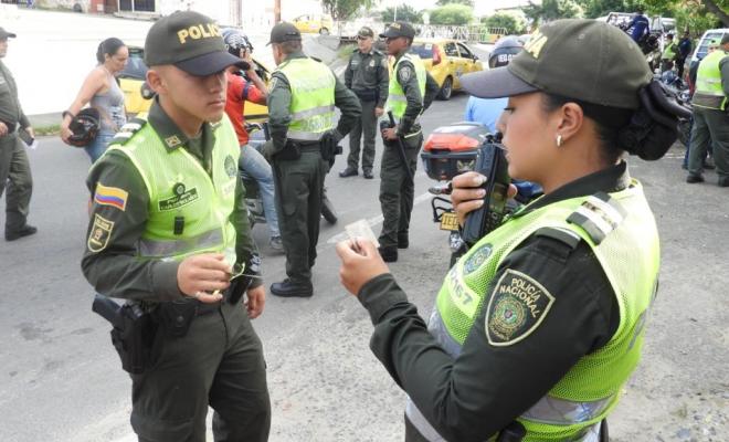 Roban-Vehículo-hombres-detenidos-por-policía-de-Colombia-movidatuy.com