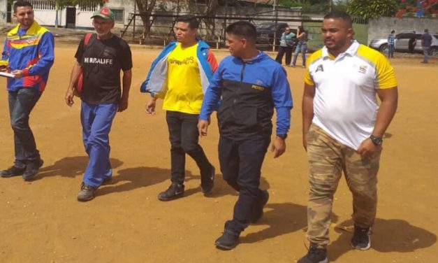 Supervisan instalaciones de dos estadios en el Municipio Paz Castillo