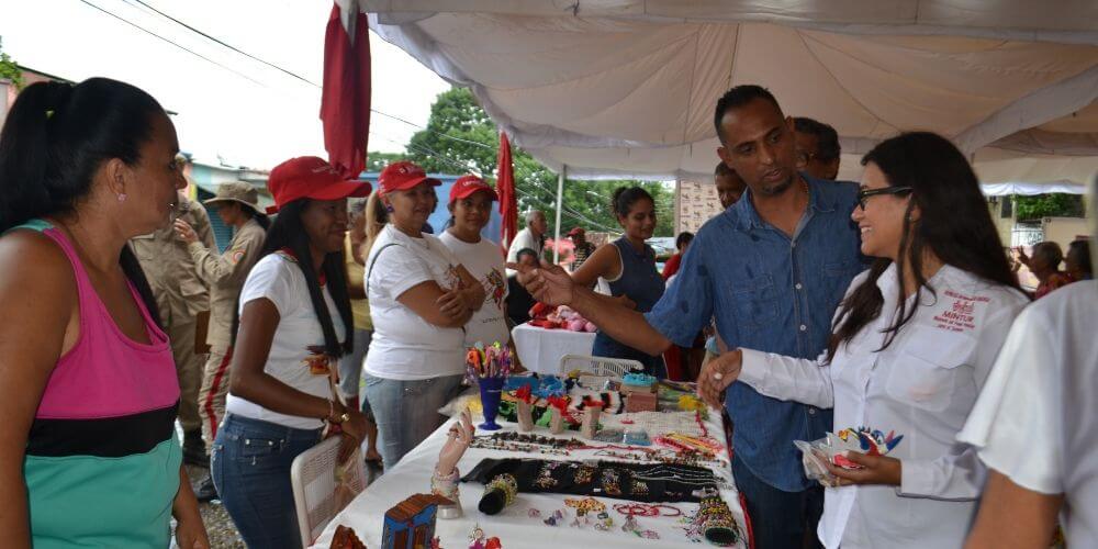 Feria-artesanal-de-los-diablos-de-Yare-en-Simón-Bolívar-movidatuy.com