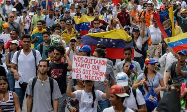 El número de venezolanos que huyen del país supera los 4 millones