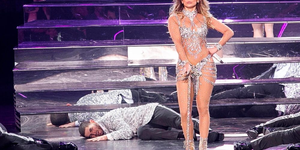 asi-muestra-el-trasero-jlo-en-concierto-tributo-a-selena-en-texas-movidatuy.com