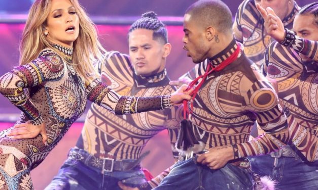 🤭🍑 Así muestra el trasero JLo en tributo que le hace a Selena 🤭😂