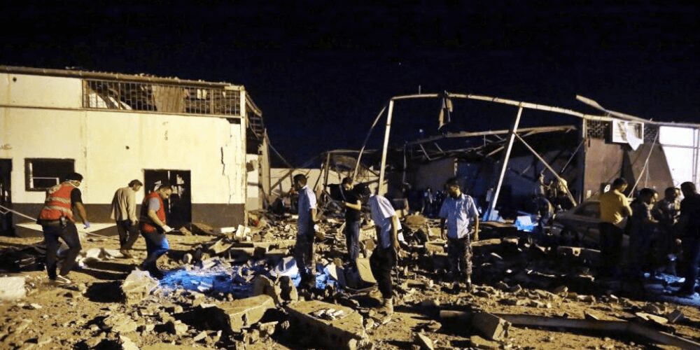 💥 Al menos 40 muerto dejó un ataque aéreo a centro de migrantes en Libia