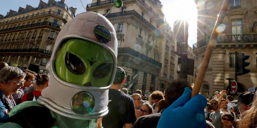 un-profesor-de-oxford-dice-que-vivimos-con-aliens-invisibles-disfraz-de-extraterrestre-movidatuy.com