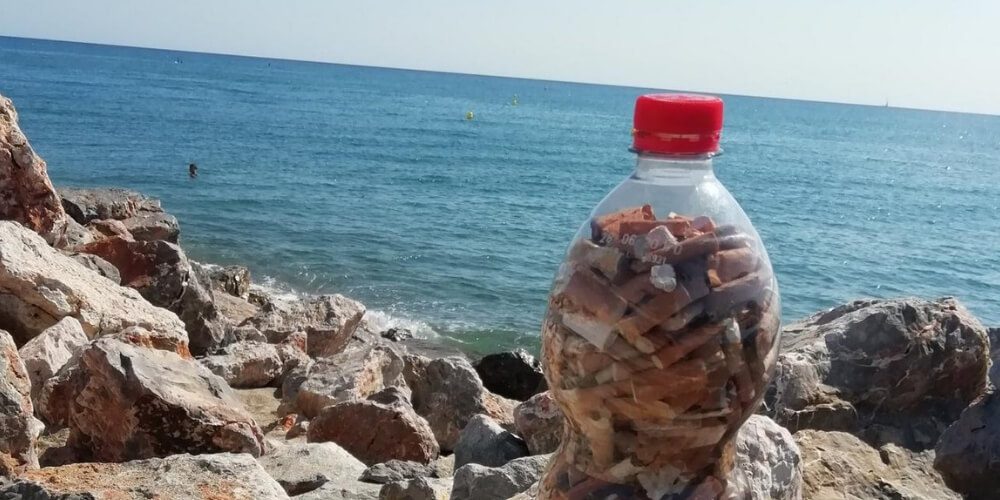 grupo-de-jovenes-inicia-un-reto-viral-para-combatir-la-contaminacion-botella-playa-movidatuy.com