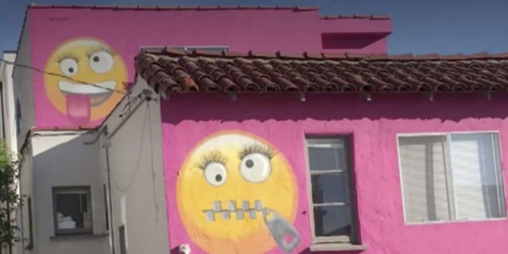 🙄 Una casa decorada con emojis fue el motivo de una pelea 🙄