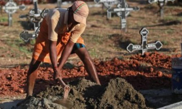 😮En la India un hombre desentierra a una bebé con vida😮