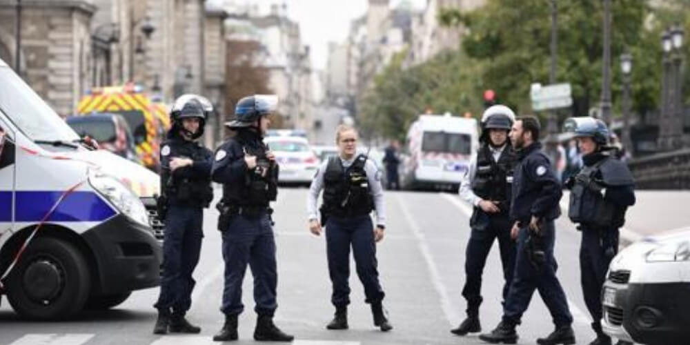 😮 Homicida: Atacante con cuchillo mata a 4 policías en París 😮