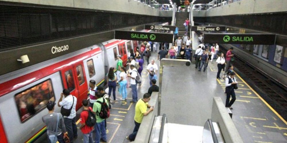 delincuentes-cortan-bolsos-carteras-personas-Metro-de-Caracas-noticias-nacionales-movidatuy.com