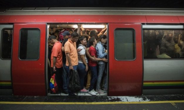 ✅ Delincuentes cortan bolsos y carteras de personas en el Metro de Caracas ✅