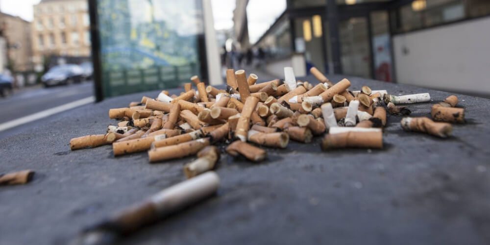 ✅ Bruselas: 200 euros de multa por tirar una colilla de cigarrillos al suelo ✅