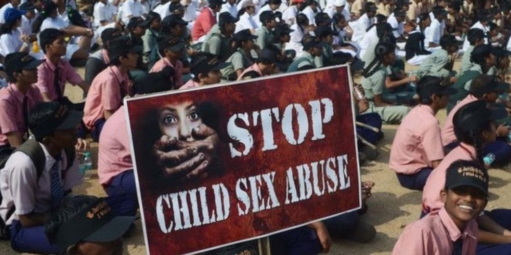 India: niña fue vendida y violada por amigos de sus padres