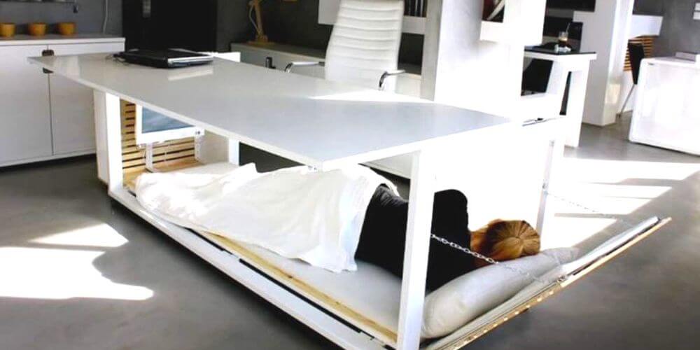 ✌ Diseñó una cama-escritorio para dormir mientras trabaja ✌