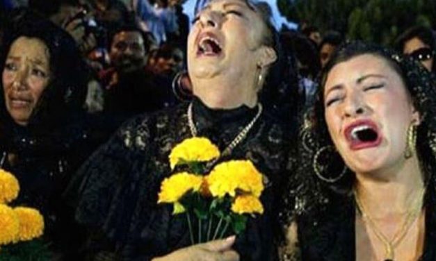 😮 Mujer gana 28 mil dólares solo por llorar en los funerales ajenos 😮