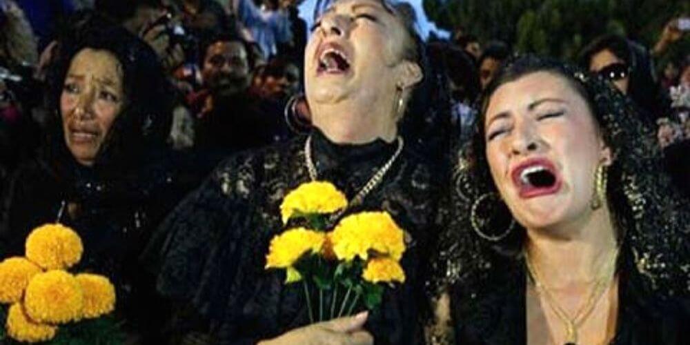 😮 Mujer gana 28 mil dólares solo por llorar en los funerales ajenos 😮