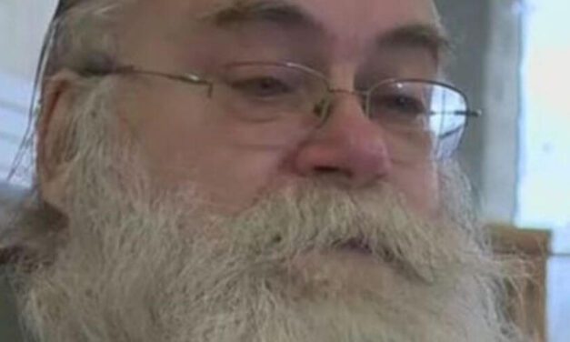 😮 Hombre encuentra tesoro en un sillón usado que había comprado 😮