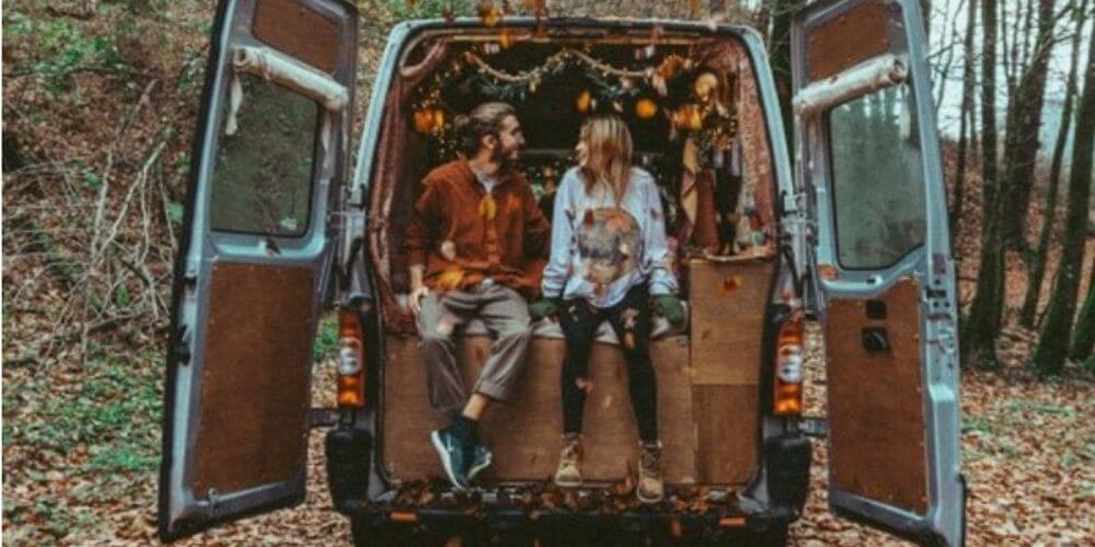 ✌ Joven pareja vive en un minibús y viajan por toda Europa ✌