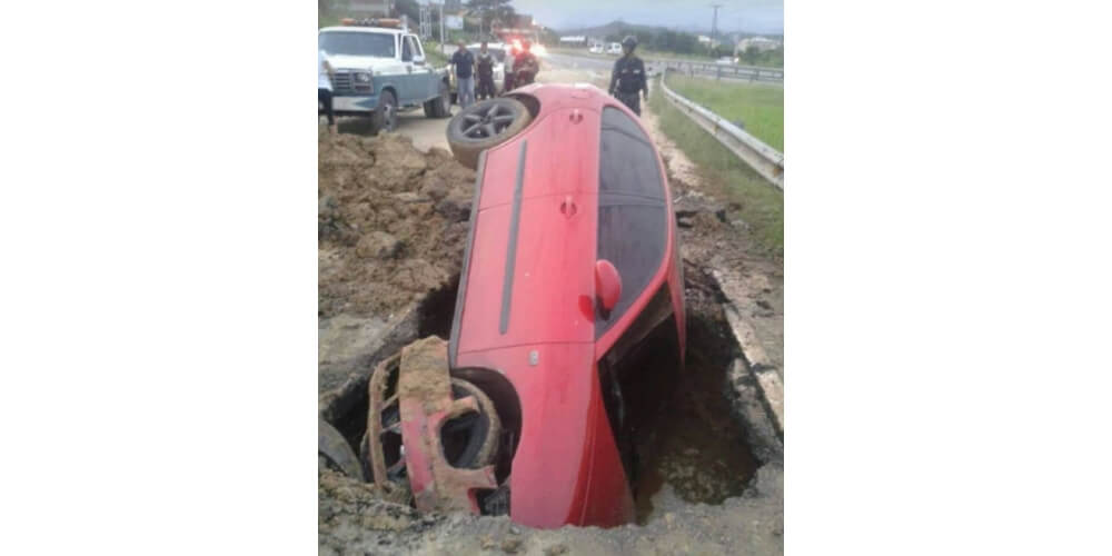 😮 Vehículo cayó en un hueco que dejó Hidrocapital en Charallave 😮