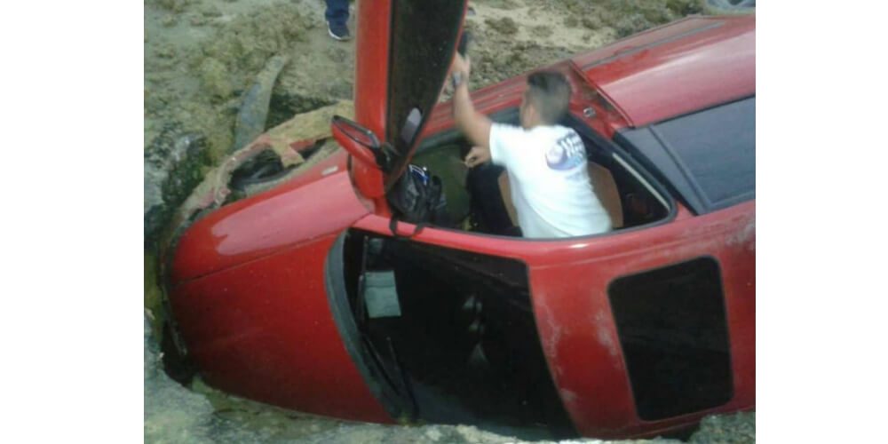 vehículo-cayó-hueco-dejó-Hidrocapital-Charallave-noticias-regionales-movidatuy.com