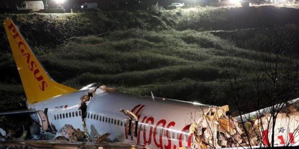 Turquía-tres-muertos-y-179-heridos-dejó-un-avión-al-salirse-de-pista-y-partirse-en-tres-turquia-accidente-movidatuy.com