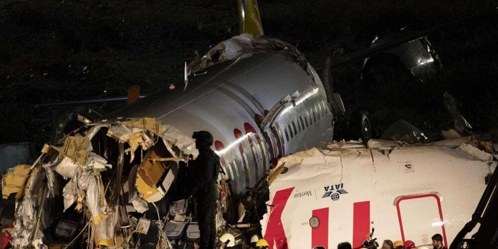Turquía: tres muertos y 179 heridos dejó un avión al salirse de pista y partirse en tres