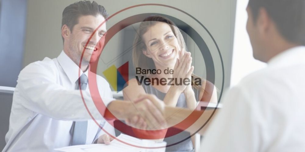 como-solicitar-un-credipersonal-en-el-banco-de-venezuela-pareja-solicitando-credito-movidatuy.com