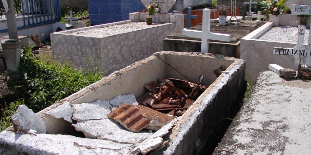 😮 Denuncian profanación de tumbas en el cementerio de Santa Teresa 😮