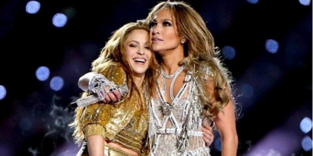 estas-fotos-del-super-bowl-desmienten-que-J-Lo-y-shakira-son-enemigas-abrazo-cantantes-latinas-movidatuy.com