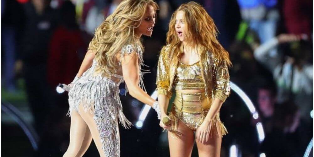 estas-fotos-del-super-bowl-desmienten-que-J-Lo-y-shakira-son-enemigas-nalgada-movidatuy.com