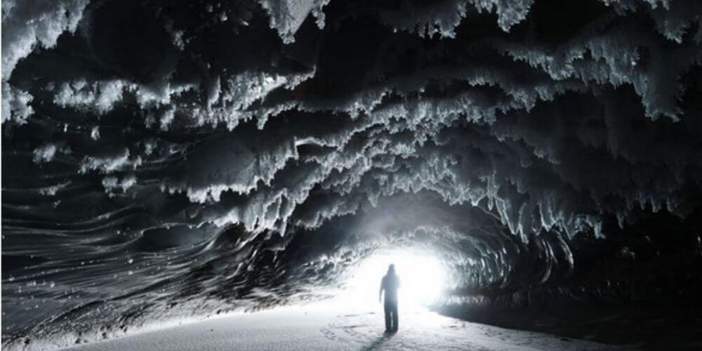 inmensas-formaciones-de-hielo-impresionan-a-los-habitantes-de-alaska-cueva-movidatuy.com