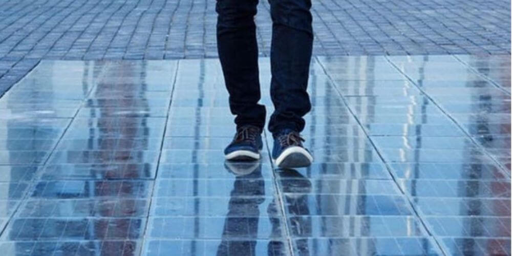 lanzan-el-primer-pavimento-solar-que-genera-energia-limpia-y-eficiente-panel-azulejos-movidatuy.com