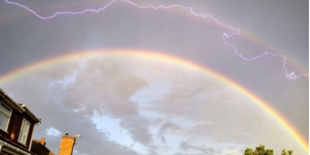 bello-arcoiris-electrico-se-refleja-en-el-cielo-del-reino-unido-fenomeno-sol-arcoiris-rayos-movidatuy.com