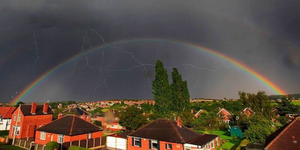 ✌ Bello arcoíris eléctrico se refleja en el cielo del Reino Unido ✌