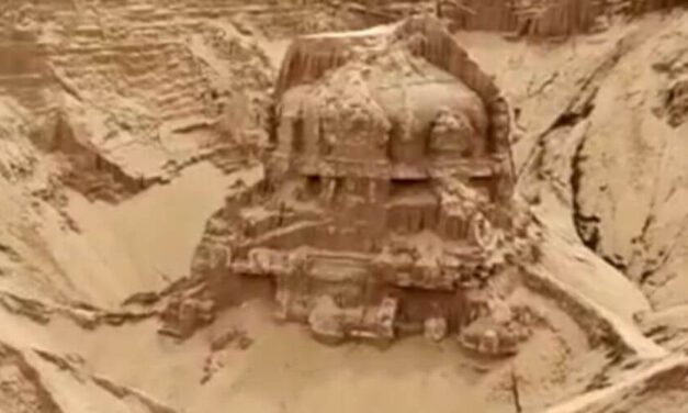 ✌ Descubren un templo hindú que se encontraba enterrado en la arena ✌