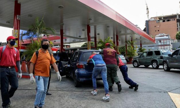 Dos personas fallecieron mientras hacían la cola para gasolina