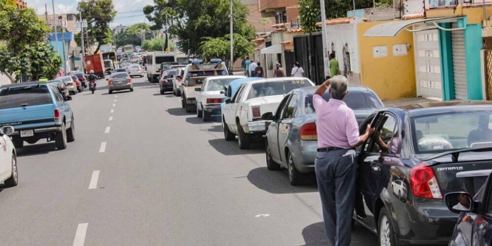 dos-personas-fallecieron-mientras-hacian-la-cola-para-gasolina-crisis-combustible-movidatuy.com